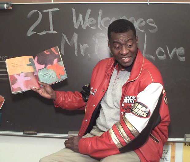 Former Bulls star Bob Love reads a book to a second-grade class at Brookdale Elementary in Naperville on Jan. 26, 1999. (Mario Petitti/Chicago Tribune)