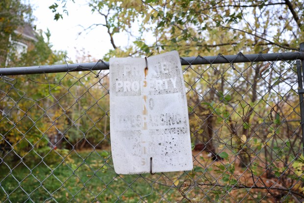 The empty lot at 5643 S. Peoria St. where the Bindman's and Sennett's had live in Chicago's Englewood neighborhood, Oct. 29, 2024. (Chris Sweda/Chicago Tribune)