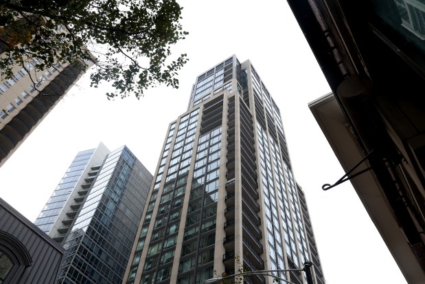 The condo building, center, at 9 W. Walton St. in Chicago's Near North Side neighborhood on Nov. 25, 2024. (Antonio Perez/Chicago Tribune)