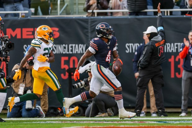 Chicago Bears running back D'Andre Swift (4) runs the ball in for a touchdown during the third quarter against the Green Bay Packers at Soldier Field on Nov. 17, 2024. (Armando L. Sanchez/Chicago Tribune)