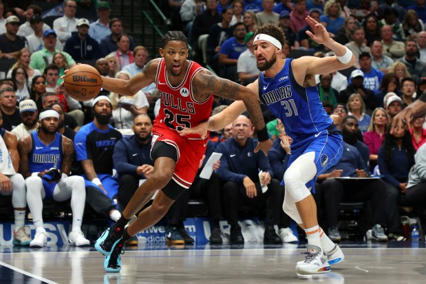 Chicago Bulls forward Dalen Terry (25) tries to drive past Dallas Mavericks guard Klay Thompson (31) in the first half of an NBA basketball game Wednesday, Nov. 6, 2024, in Dallas. (AP Photo/Richard W. Rodriguez)