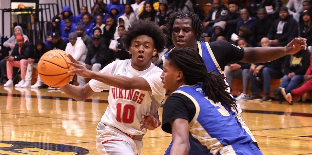 Homewood-Flossmoor's Ethan Howard (10) drives into Bloom's Payton Edwards (5) during the championship game of the Chicago Heights Classic on Friday, Nov. 29, 2024. (John Smierciak / Daily Southtown)