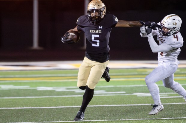 Richards's Myles Mitchell (5) runs the ball against Dunlap during a Class 6A first-round game in Oak Lawn on Friday, Nov. 1, 2024. (Troy Stolt / for the Daily Southtown)