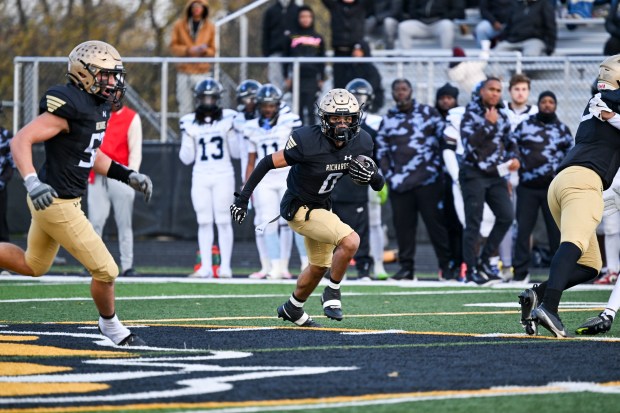 Richards's Austin Synoga (0) runs the ball during a Class 6A state quarterfinal game against Kankakee on Saturday, Nov. 16, 2024, at Harold L. Richards High School in Oak Lawn, Ill. (Vincent Alban / Daily Southtown)