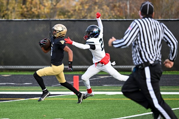 Richards's Jaiden Henry (3) runs the ball to score a late game crucial touchdown during a Class 6A state quarterfinal game against Kankakee on Saturday, Nov. 16, 2024, at Harold L. Richards High School in Oak Lawn, Ill. (Vincent Alban / Daily Southtown)