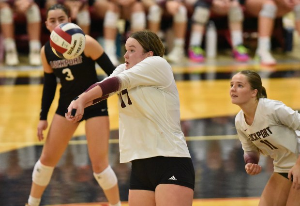 Lockport's Bridget Ferriter (17) passes the ball against Lincoln-Way West during the Class 4A Bolingbrook Sectional semifinals Tuesday, Nov. 5, 2024 in Bolingbrook, IL. (Steve Johnston/for the Daily Southtown)