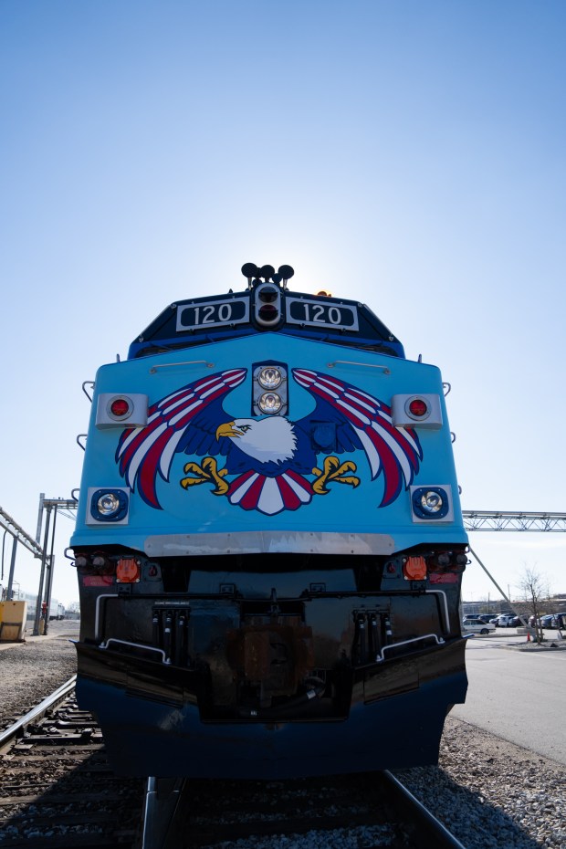 The special paint scheme features a bald eagle on the front, while the sides are adorned with the American flag, blue camouflage and silhouettes of military figures saluting. (Metra)