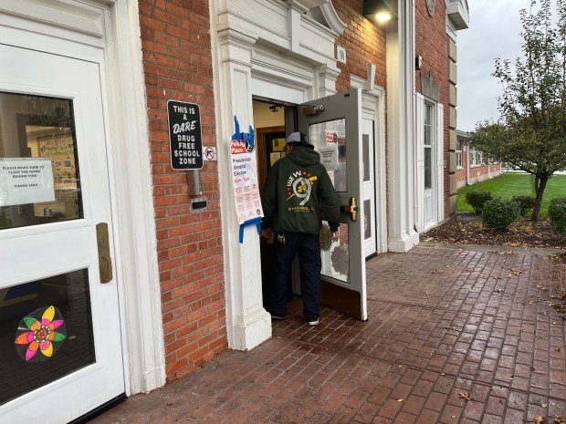 A voter walks into Evergreen Park's Southeast Elementary School polling place Novv. 5, 2024. (Olivia Stevens/Daily Southtown)