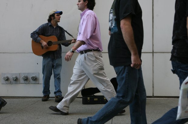 Busker Mike Warren plays on the sidewalk of Michigan Avenue on June 10, 2008 in Chicago. (Abel Uribe/Chicago Tribune)