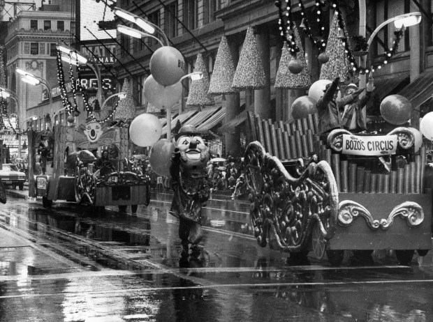 Performers with Bozo's Circus head down State Street on Dec. 1, 1968, during the Christmas Parade in Chicago. (William Kelly/Chicago Tribune)