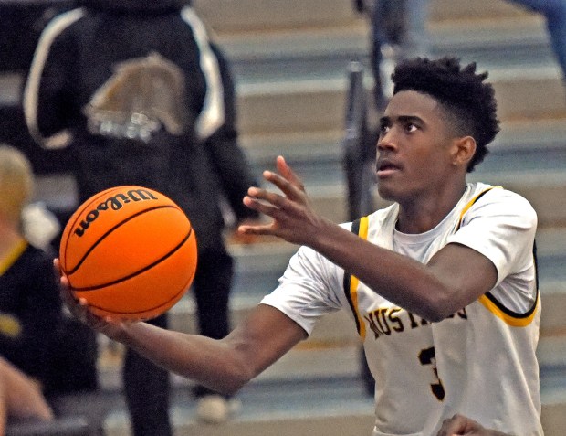 Metea Valley's Tre Watkins goes up for a layup. Metea Valley defeated East Aurora, 70-39, in a boys basketball game, Tuesday, Dec. 3, 2024, in Aurora, Illinois. (Jon Langham/for the Beacon-News)