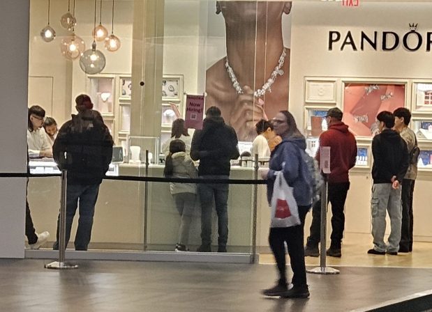 Shoppers line up at the Pandora jewelry store Monday morning at Fox Valley Mall in Aurora looking for last-minute gifts. (David Sharos / For The Beacon-News)