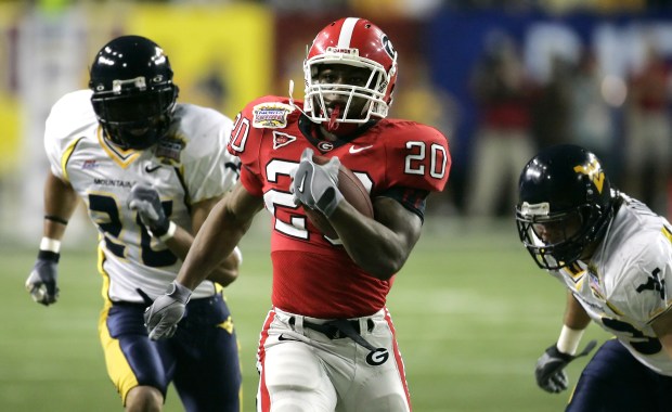 Georgia's Thomas Brown (20) outruns West Virginia's Anthony Mims, left, and Mike Lorello, right, on a second quarter touchdown run in the Sugar Bowl football game at the Georgia Dome in Atlanta on Monday, Jan. 2, 2006. (AP Photo/Bill Haber)