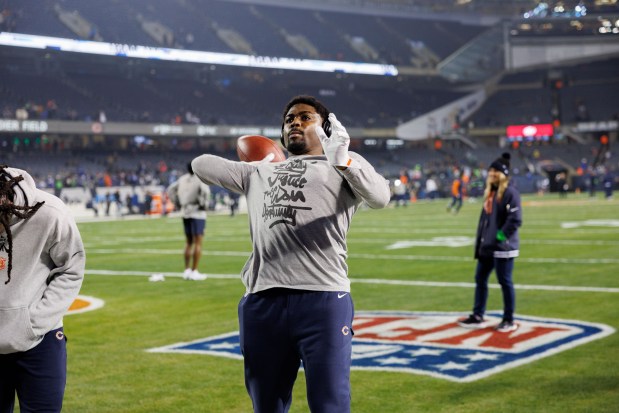 Chicago Bears cornerback Tyrique Stevenson (29) plays catch with fans before the Bears play the Seattle Seahawks. (Armando L. Sanchez/Chicago Tribune)