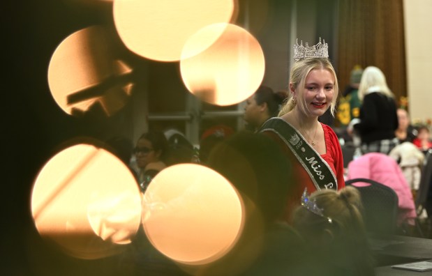 Miss Lake County of Avon Township 2025 Chi Denig of Grayslake helps people make crafts at a community table at the Village of Round Lake Beach's Supper with Santa and Craft Fair on Dec. 5, 2024 in Round Lake Beach. (Karie Angell Luc/Lake County News-Sun)