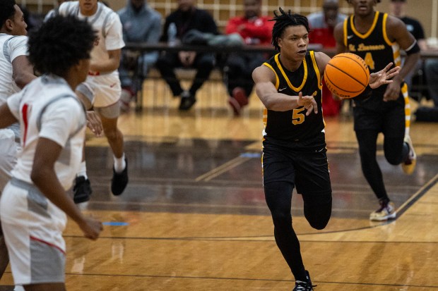 St. Laurence's Emmanuel Mosley Jr (5) passes the ball against Homewood-Flossmoor during the Team Rose Shootout at Mount Carmel in Chicago on Sunday, Dec. 15, 2024. (Vincent D. Johnson / for the Daily Southtown)