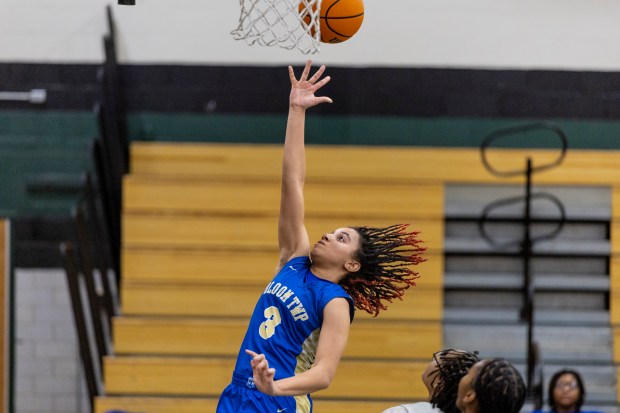 Bloom Township's Sinaee Price (3) floats a layup against Evergreen Park during a nonconference game in Evergreen Park on Tuesday, Dec. 17, 2024. (Vincent D. Johnson / for the Daily Southtown)