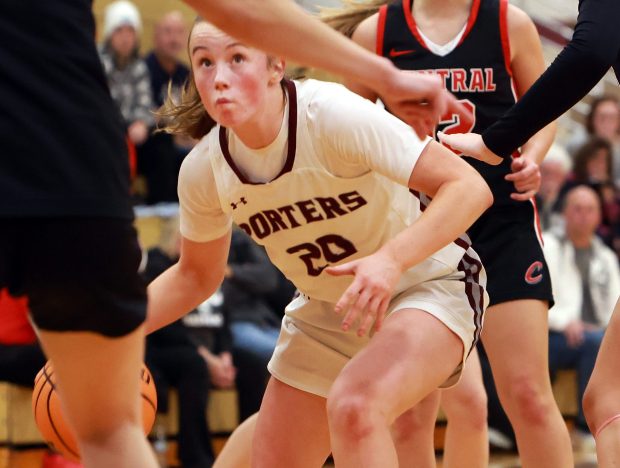 Lockport's Lucy Hynes drives to the basket during the girls basketball game against Lincoln-Way Central in Lockport on Tuesday, Dec. 10, 2024. (James C. Svehla / for the Daily Southtown)