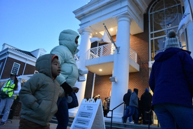 Families make their way toward New Lenox City Hall Nov. 30, 2024, to see Santa. (Jesse Wright/for the Daily Southtown)