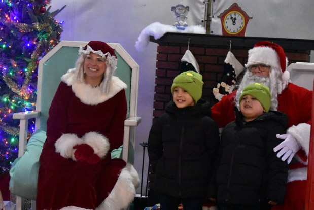 Santa and Mrs. Claus with with Noah and Logan Cabillo Dec. 7, 2024, in Oak Lawn. (Jesse Wright/for the Daily Southtown)