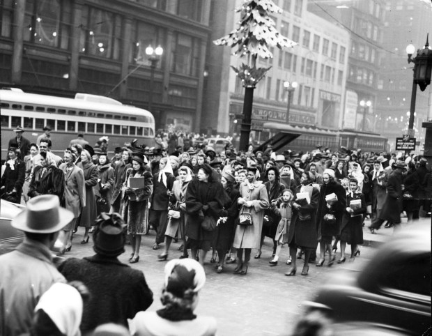 Christmas shoppers pack State Street in downtown Chicago on Dec. 20, 1947.