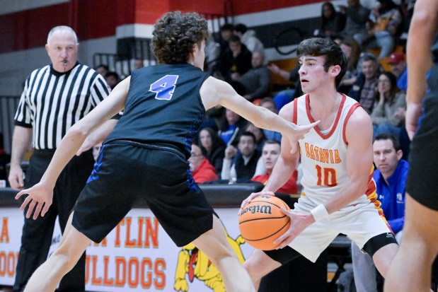 Batavia's Joe Reid (10) looks for an opening against Burlington Central during a game in Batavia on Saturday, Jan. 25, 2025. (Mark Black / for the Beacon-News)