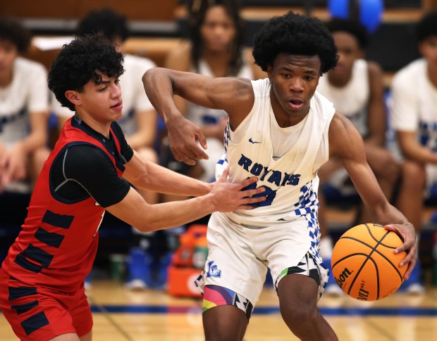 Larkin's Jahvion Sowers (10) drives against South Elgin's Quentin Albert (1) in the third quarter during a Upstate Eight Conference game in Elgin on Friday, Jan. 24, 2025.(H. Rick Bamman/for the Beacon-News)