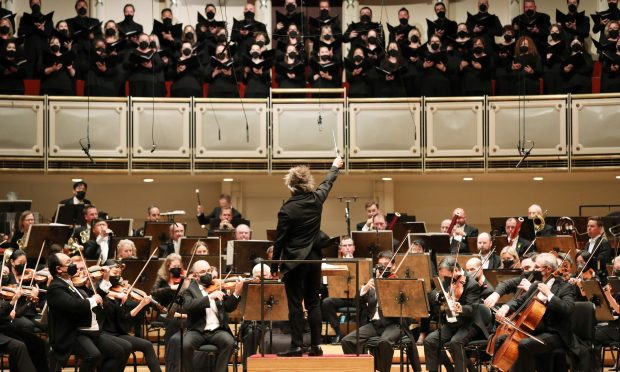 Esa-Pekka Salonen conducts the Chicago Symphony Orchestra and Chicago Symphony Chorus at Symphony Center on June 2, 2022, in Chicago. (John J. Kim/Chicago Tribune)