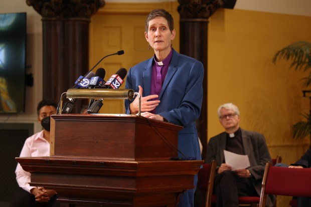 La reverenda Beth Brown habla durante una conferencia de prensa el 2 de junio de 2023 en la Iglesia Presbiteriana Lincoln Park sobre el papel que pueden desempeñar las instituciones religiosas para ayudar a los migrantes recientes de América Central y América del Sur. (Terrence Antonio James/Chicago Tribune)