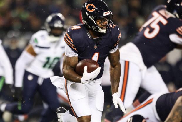 Bears running back D'Andre Swift (4) carries the ball during the first quarter against the Seahawks on Dec. 26, 2024, at Soldier Field. (Eileen T. Meslar/Chicago Tribune)