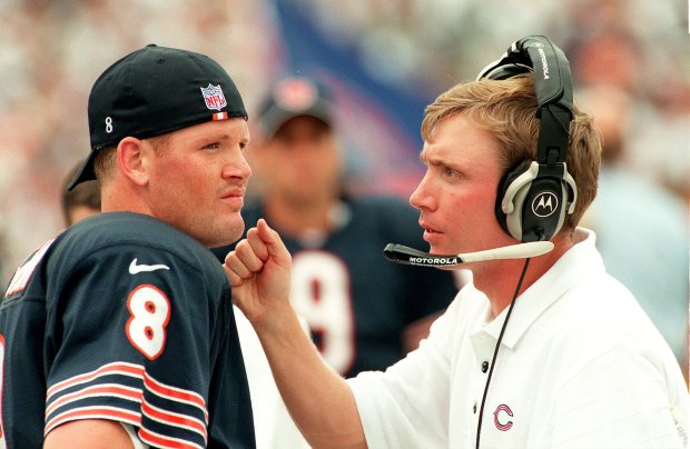 Bears quarterbacks coach John Shoop, right, talks to Cade McNown on Sept. 12, 1999. (Nuccio DiNuzzo/Chicago Tribune)