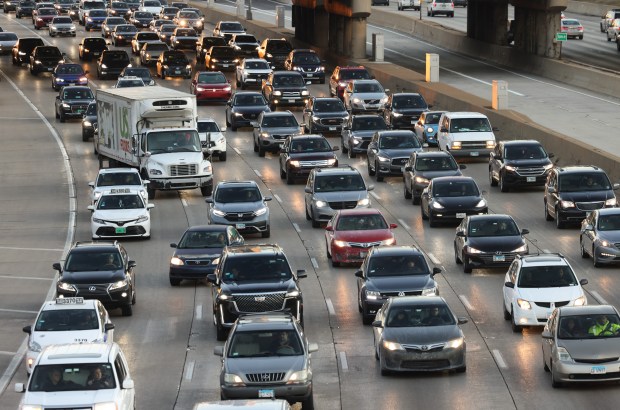 Traffic on the outbound Kennedy Expressway at Chicago Avenue reaches heavy congestion at about 4:15 p.m., Jan. 3, 2025, in Chicago. (John J. Kim/Chicago Tribune)