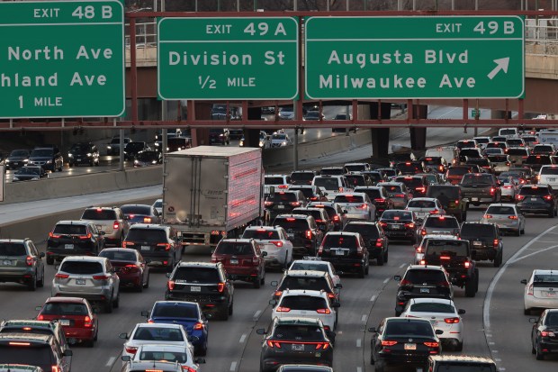 Traffic on the outbound Kennedy Expressway at Chicago Avenue reaches heavy congestion at about 4:20 p.m., Jan. 3, 2025, in Chicago. (John J. Kim/Chicago Tribune)