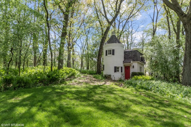 Barrington Hills 6-bedroom home with coach house, pool: $4.2M (Sloka Photography/VHT Studios)