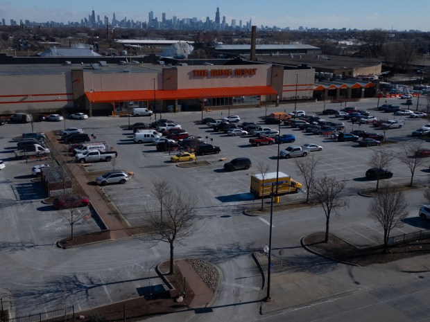 Ningún trabajador temporal se encuentra en la entrada ni a lo largo de la cerca negra que rodea el Home Depot en N. Cicero Ave., en Chicago, durante el clima gélido del 21 de enero de 2025. (Stacey Wescott/Chicago Tribune)