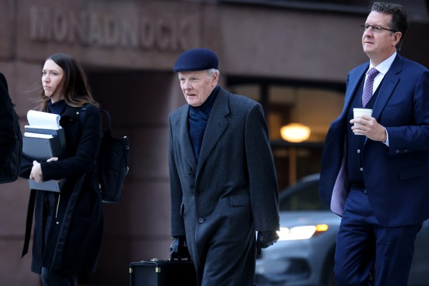 Former Illinois House Speaker Michael Madigan, center, crosses Dearborn Street with attorneys Lari Dierks and Todd Pugh near the Dirksen U.S. Courthouse, Jan. 8, 2025. (Antonio Perez/Chicago Tribune)