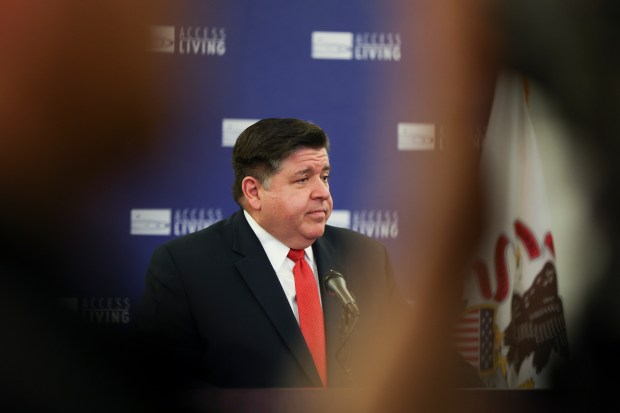 El gobernador JB Pritzker responde preguntas después de firmar la Ley de Dignidad Salarial en Access Living of Metro Chicago, el 21 de enero de 2025. (Eileen T. Meslar/Chicago Tribune)