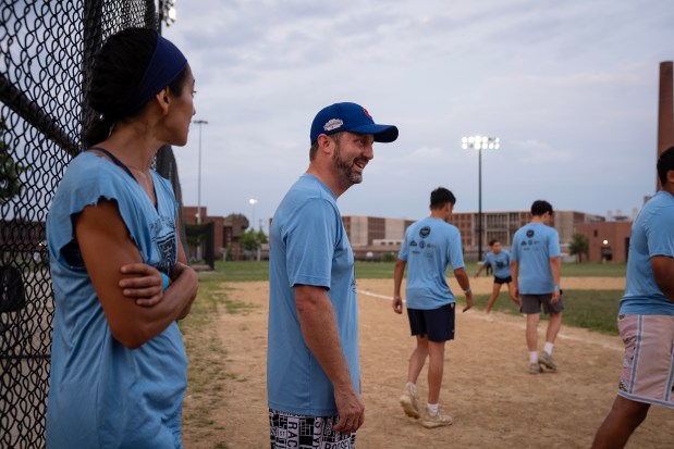 Matt DeMateo, director ejecutivo y pastor de New Life Centers, una organización sin fines de lucro que ayuda a los inmigrantes en colaboración con la ciudad y el estado, juega sóftbol en el parque La Villita el 29 de agosto de 2024. (Armando L. Sanchez/Chicago Tribune)