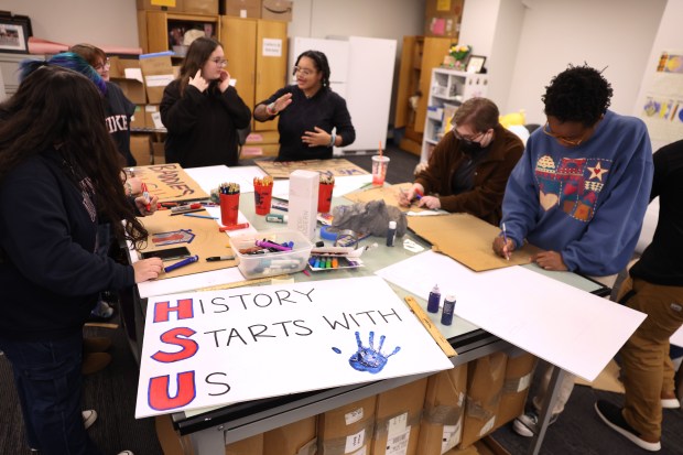 UIC student workers make union rally posters on Jan. 29, 2025. (Chris Sweda/Chicago Tribune)