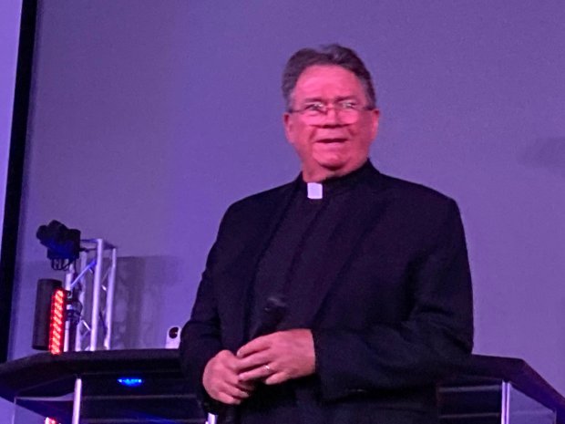 The Rev. Stephen Cliffgard Lee speaks at a fundraiser for his legal defense at a Channahon church on Nov. 9, 2023. (Mike Nolan / Daily Southtown)