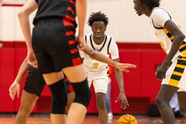 St. Laurence's Reggie Stevens (3) surveys the Benet Academy defense during the H-F MLK Shootout in Flossmoor on Saturday, Jan. 18, 2025. (Vincent D. Johnson / for the Daily Southtown)