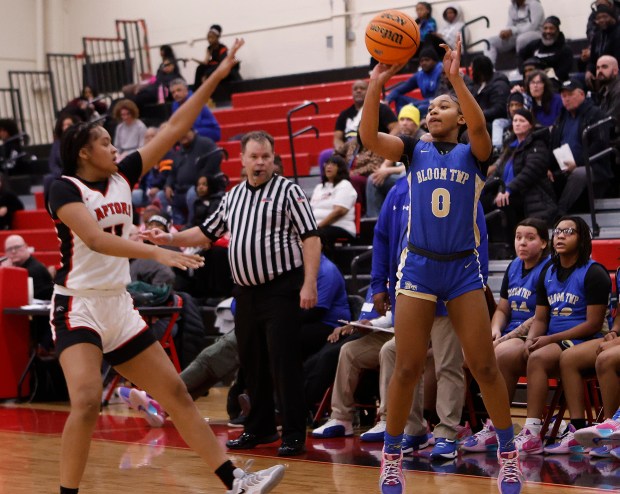 Bloom's Kamryn Turner (0) shoots over Righ Township's Maliyah Green (11) during a basketball game on Monday, Jan. 27, 2025. (John Smierciak / Daily Southtown)