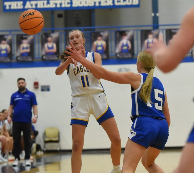 Sandburg's Olivia Trunk (11) makes a pass to a teammate against Lincoln-Way East during a SouthWest Suburban Conference game Tuesday, Jan. 28, 2025 in Orland Park, IL. (Steve Johnston/for the Daily Southtown)