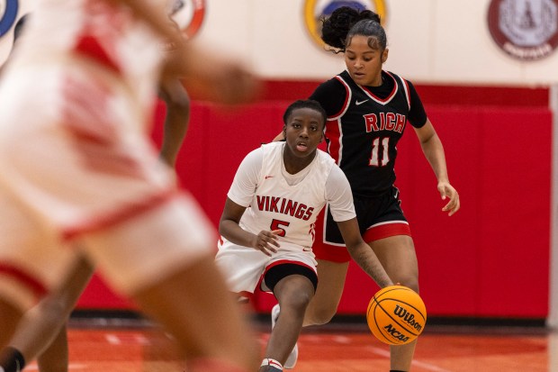 Homewood-Flossmoor's Jenesis Moore (5) brings the ball up as Homewood-Flossmoor's Zoey Ratliff (11) guards her during the H-F MLK Shootout in Flossmoor on Saturday, Jan. 18, 2025. (Vincent D. Johnson / for the Daily Southtown)