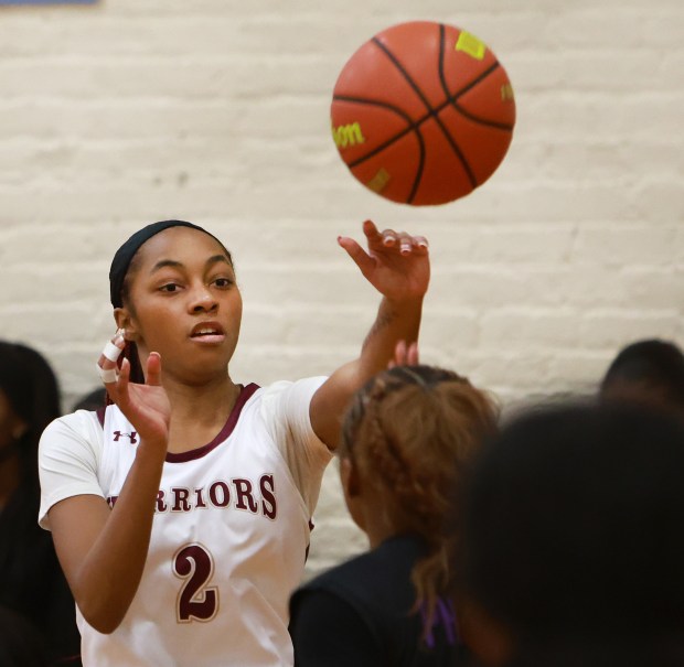 Morgan Park Academy's Anna Sheppard passes the ball during the basketball game against Unity Christian in Chicago on Wednesday, Jan. 15, 2025. (James C. Svehla / for the Daily Southtown)