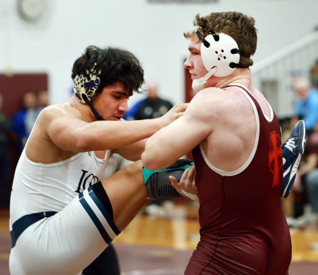 (190) James Crane of Brother Rice, right, and Isaac Barrientos of Elmhurst (IC Catholic), left, during the 2025 Chicago Catholic League Championship wrestling tournament held at Montini Catholic High School in Lombard on Saturday, Jan. 25, 2025. (James C. Svehla / for the Daily Southtown)