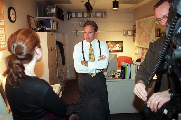 WLS-TV investigative reporter Chuck Goudie working in his office in December 1999, speaking to investigative producer Ann Pistone, left, while cameraman Ken Naumiec sets up to copy a document. (Chuck Berman/Chicago Tribune)