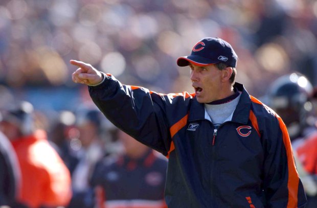 Bears coach Dick Jauron yells out to his players late in the third quarter against the 49ers on Oct. 28, 2001. (James Prisching/Tribune photo)