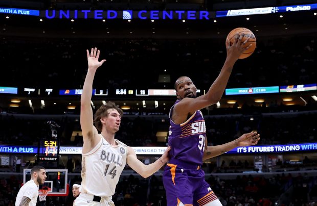 Suns forward Kevin Durant catches a pass in front of Bulls forward Matas Buzelis on Feb. 22, 2025, at the United Center. (Chris Sweda/Chicago Tribune)