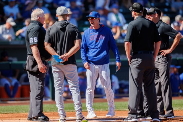 Cubs manager Craig Counsell, center, talks with White Sox manager Will Venable before their Cactus League game at Sloan Park on Feb. 22, 2025, in Mesa, Ariz. (Armando L. Sanchez/Chicago Tribune)